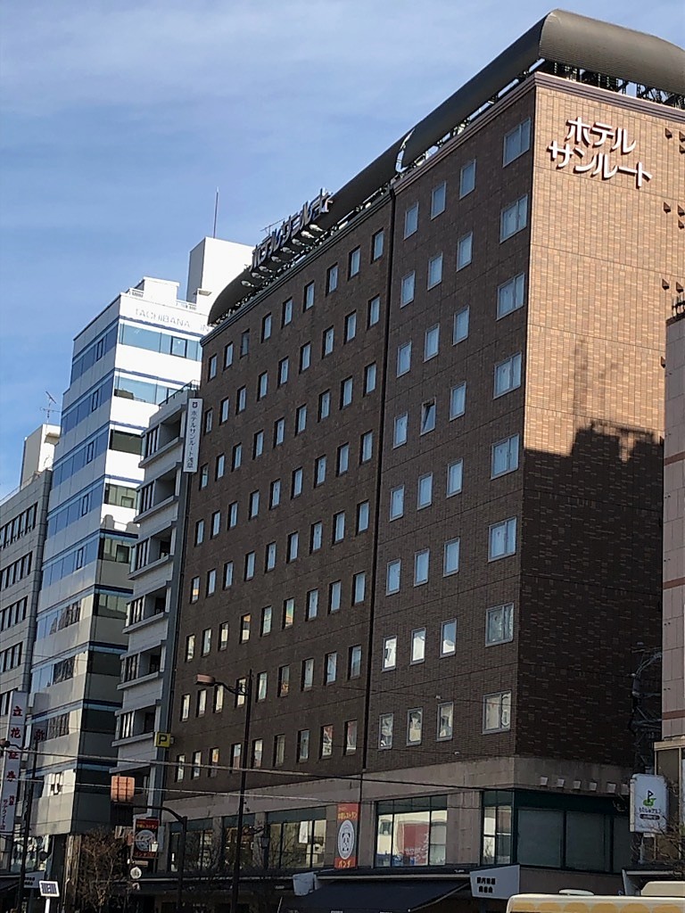 田原町駅3番出口を上がったところ。通りの先、右前方にホテルの建物が見えています。