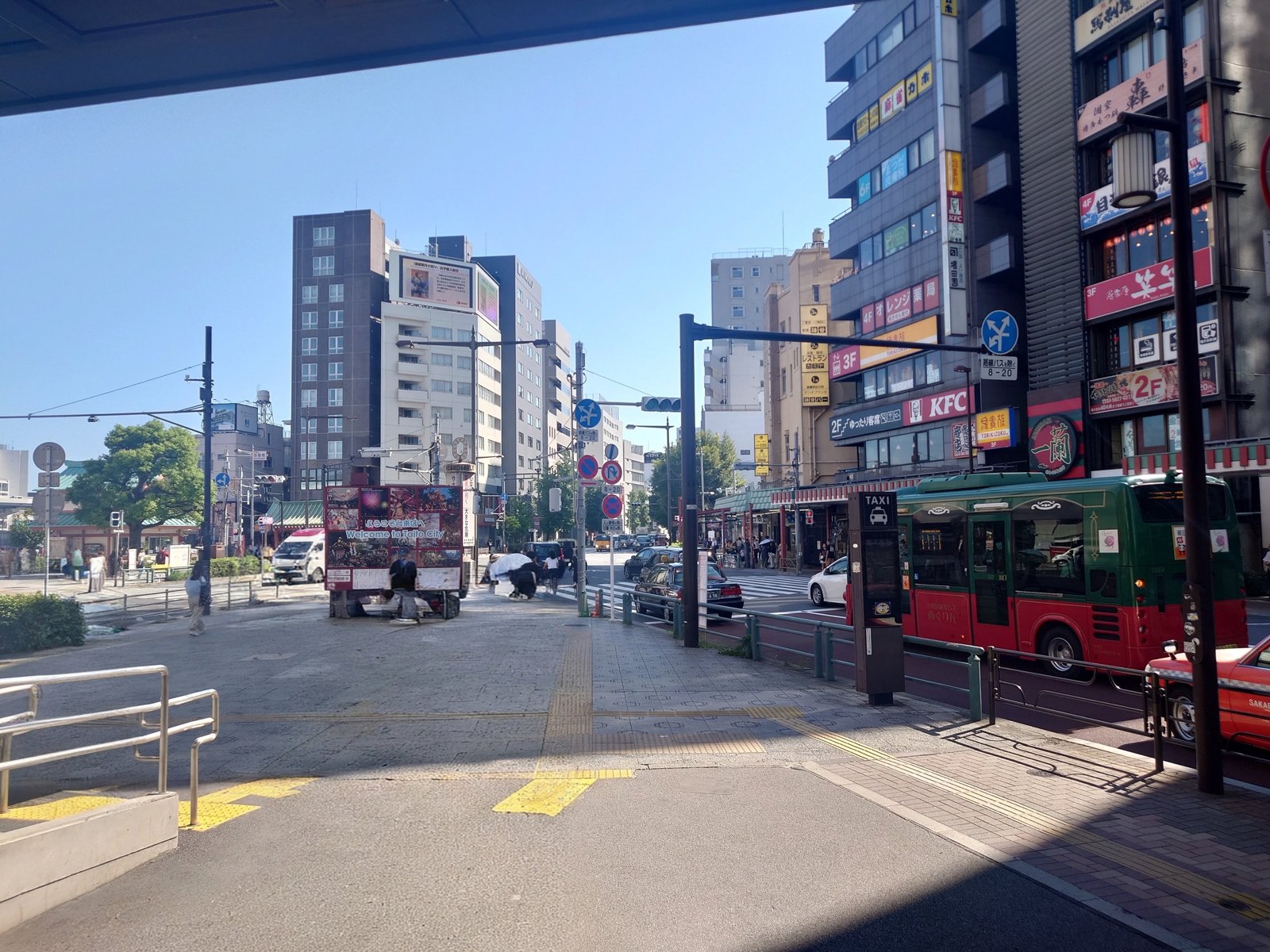 中央口を出たところ。雷門通りの歩道です。