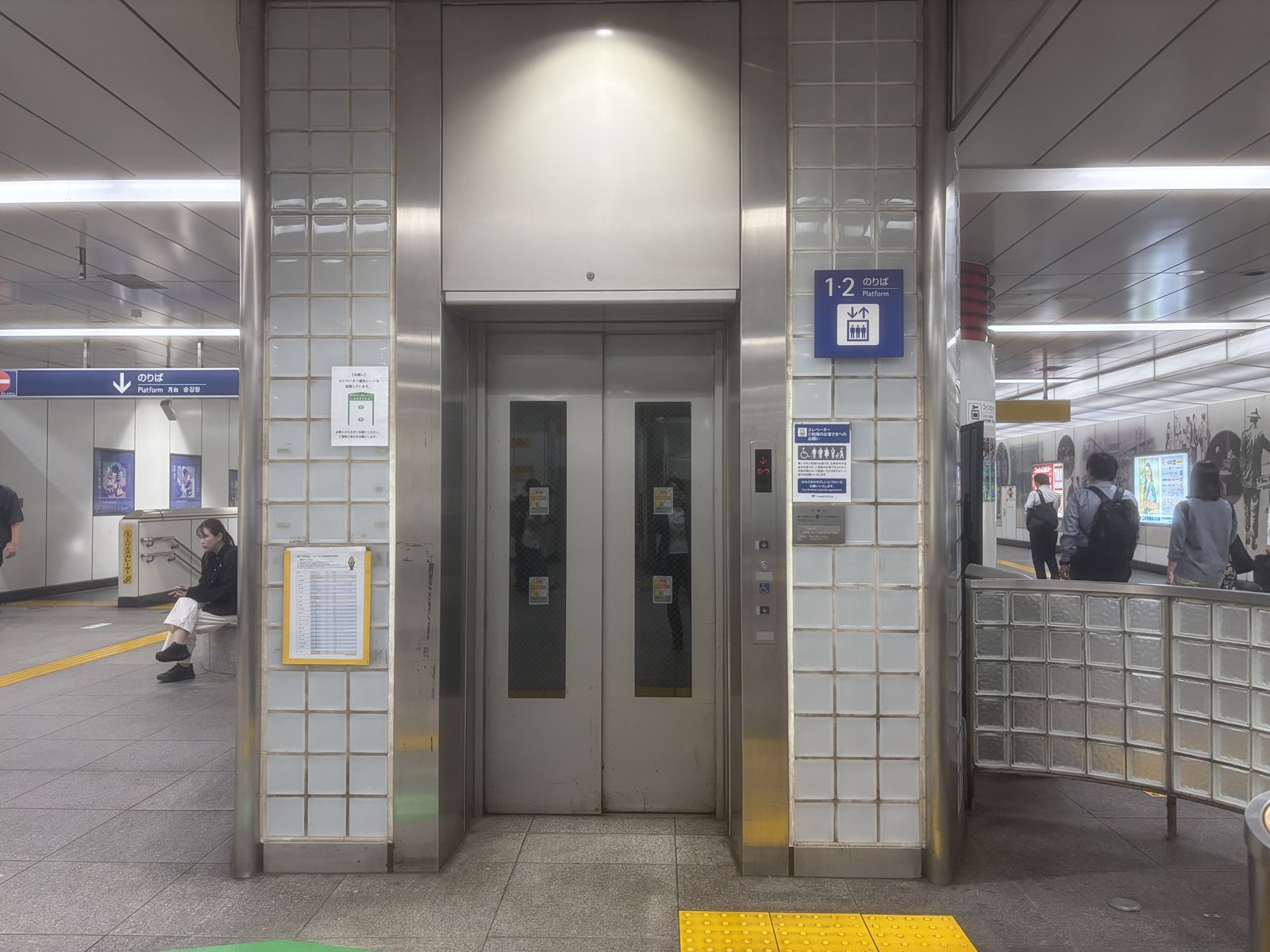 つくばエクスプレス浅草駅の構内。改札階へ向かうエレベーターです。