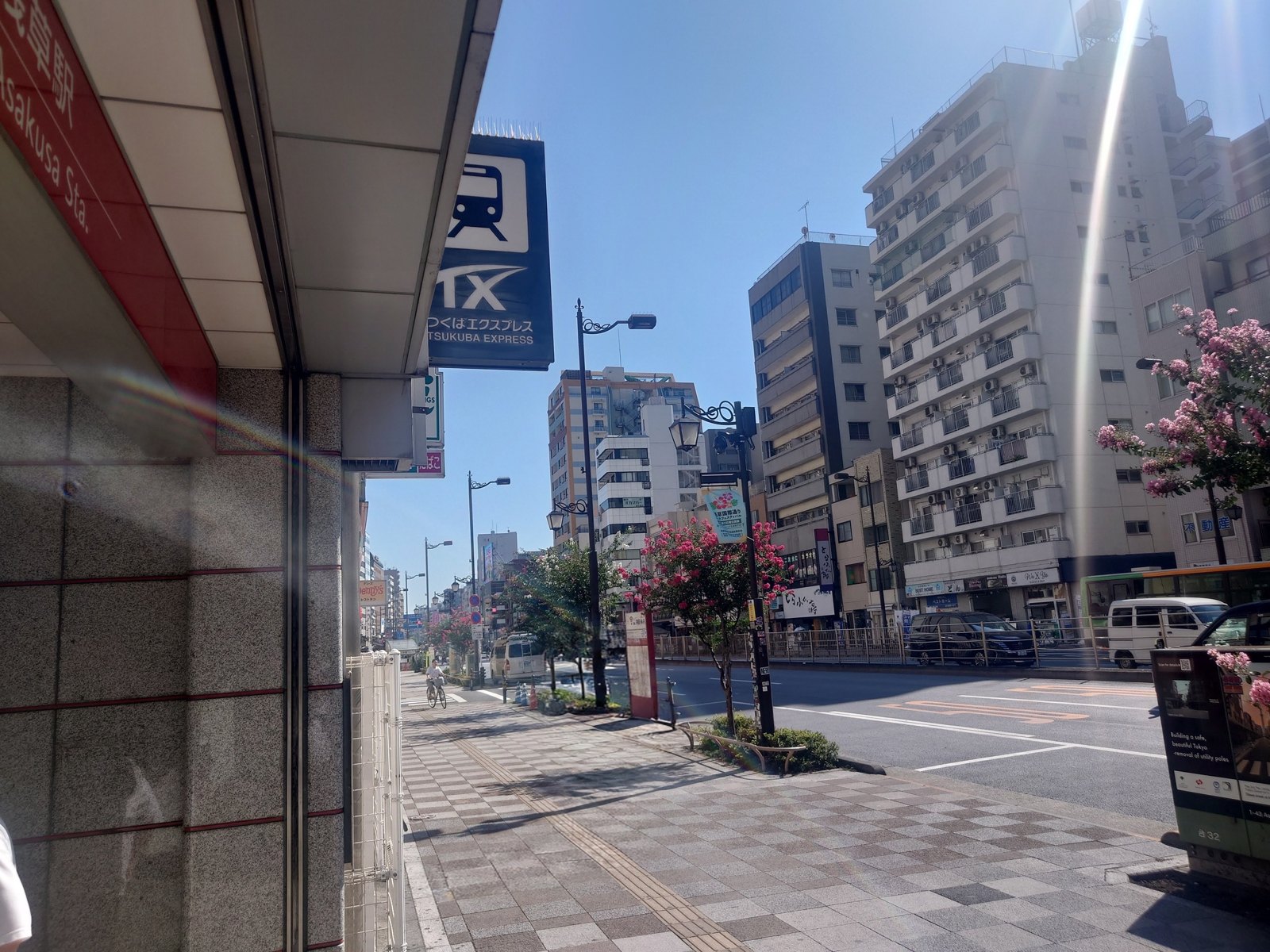 地上に出たところ。国際通り沿いの歩道です。