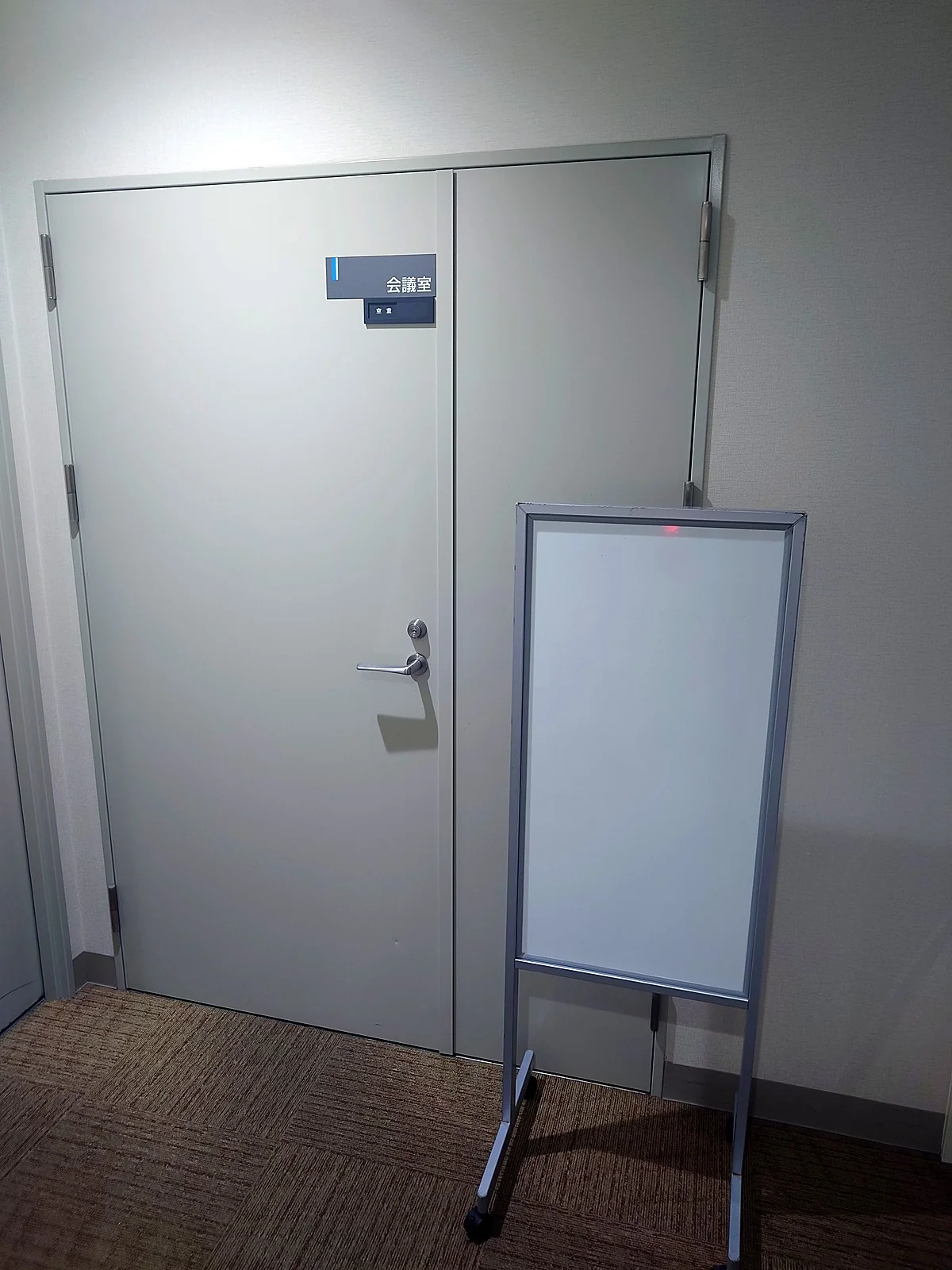 お部屋の入口と案内板