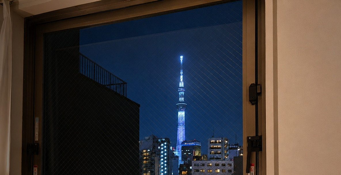 エコノミービューツインの窓から見る、夜の東京スカイツリー®